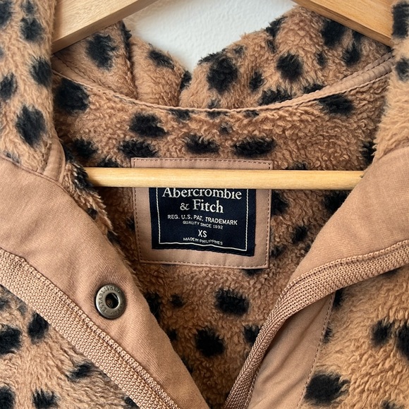 Abercrombie & Fitch | XS Leopard Fleece Button Jacket - Picture 3 of 4